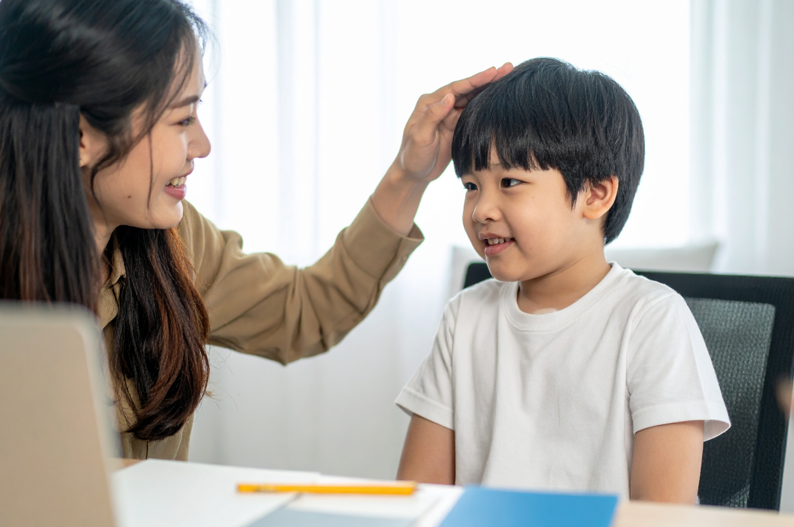 学習が終わり、親が笑顔で子どもの頭をなでたり、ハイタッチをしている。子どもは満足そうな顔で、成功体験を感じている。