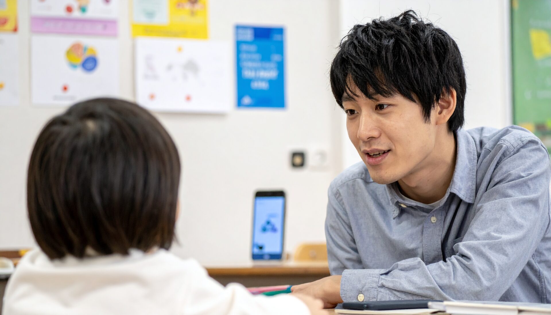 学習中の子どもを見ながら、親が“これでよかったんだ”というような安心した表情を浮かべている。